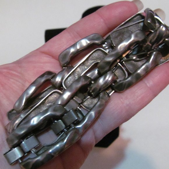 Womans silver tone hammered look necklace - Picture 2 of 2